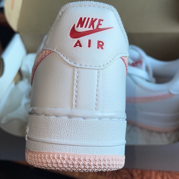 Nike Air Force 1 ‘07 Valentines Day 2022 - Picture 11 of 15